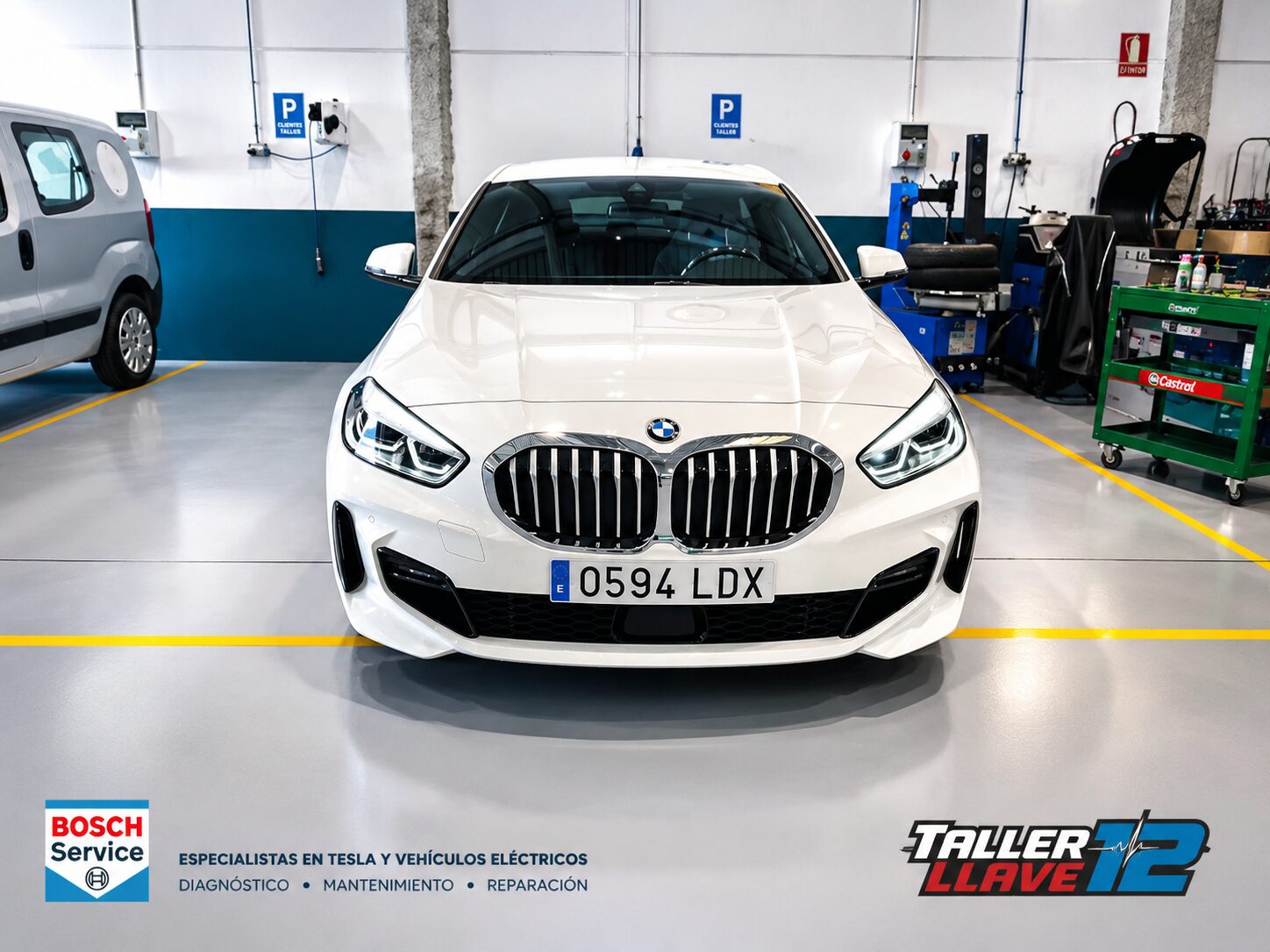BMW blanco en reparaci&oacute;n en el taller