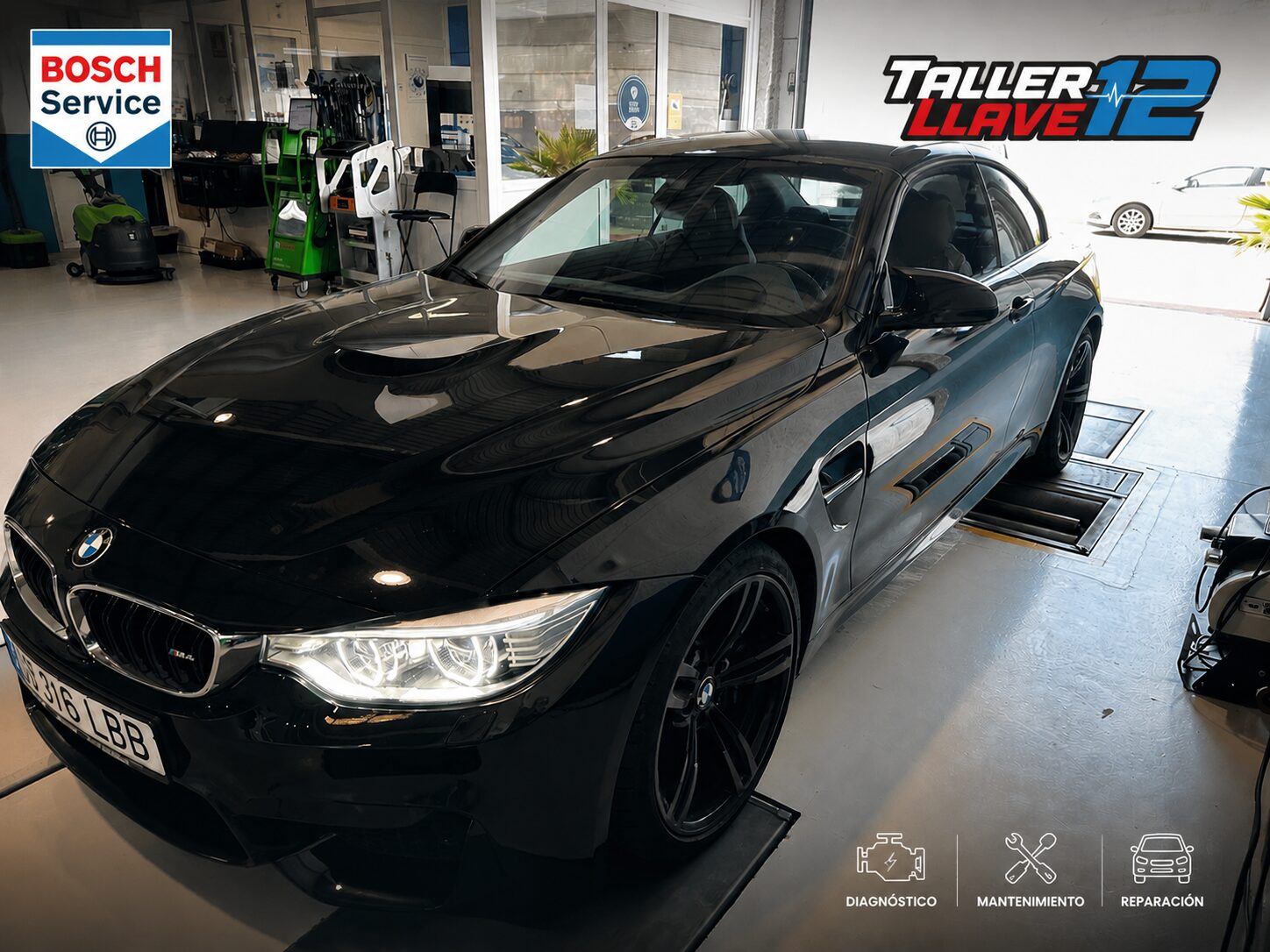 BMW M4 negro en servicio en el taller